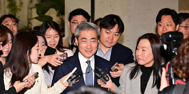 신현송 신임 한국은행 총재가 21일 오전 서울 중구 한은 본관에서 취재진의 질문을 받으며 첫 출근을 하고 있다. 문호남 기자