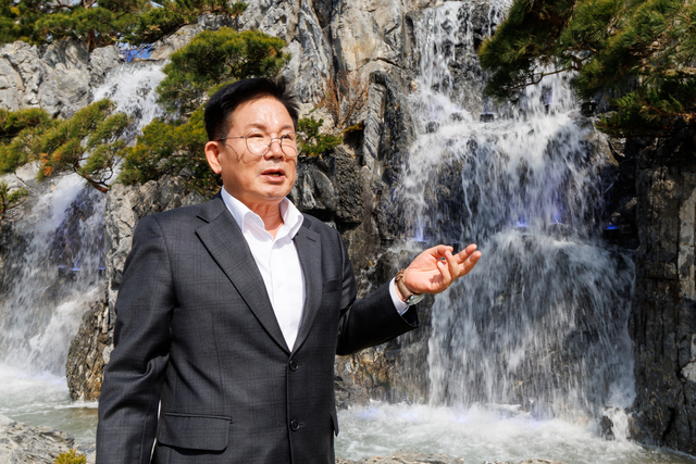 박강수 서울 마포구청장이 지난달 24일 마포구 성산동 월드컵천 일대에서 지역에 조성된 경관폭포에 대해 설명하고 있다.  마포구청 제공