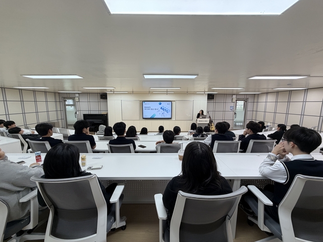 지난 20일 서울 경복비즈니스고등학교에서 한국공항공사 직원이 학생들을 대상으로 청소년 항공보안 특별교육을 진행하고 있다. 한국공항공사 제공