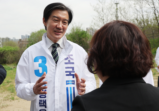 조국  조국혁신당 대표가 20일 경기도 평택시 고덕면 KTX 경기남부역사 예정 부지 앞에서 열린 현장 최고위원회의에 앞서 시민과 대화하고 있다. 연합뉴스