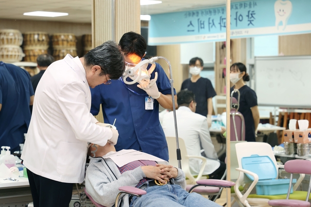가평군은 서울대학교치과병원과 독거노인종합지원센터가 지원한 가운데 지난 20일 ‘찾아가는 치과 서비스’를 했다. 가평군 제공