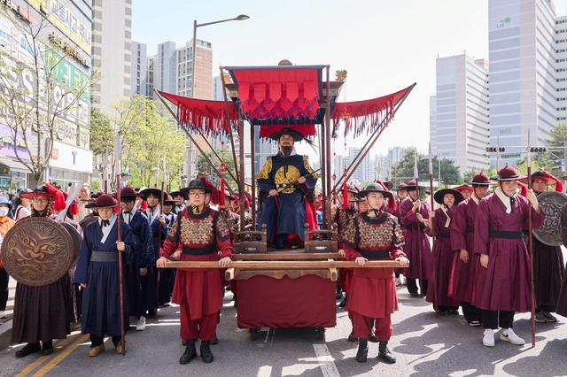 제9회 양주 회암사지 왕실축제에서 어가행렬을 하고 있다. 양주시 제공