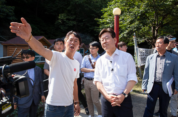 이재명 대통령이 경기지사 재임 때인 지난 2019년 8월 경기도 양주 계곡 일대 불법영업소 철거현장을 찾아 주민들과 대화를 나누고 있다. 경기도 제공