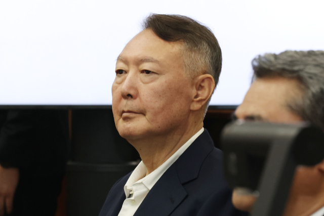 윤석열 전 대통령이 지난해 9월 26일 서울 서초구 서울중앙지법에서 열린 특수공무집행방해, 직권남용 권리행사방해 등 혐의 사건 1차 공판에 출석해 있다. 연합뉴스