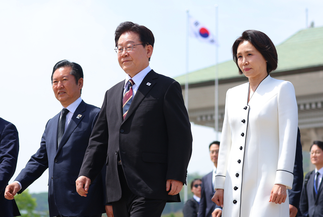 인도·베트남을 국빈 방문하는 이재명 대통령과 김혜경 여사가 19일 성남 서울공항에서 공군 1호기로 이동하고 있다. 연합뉴스