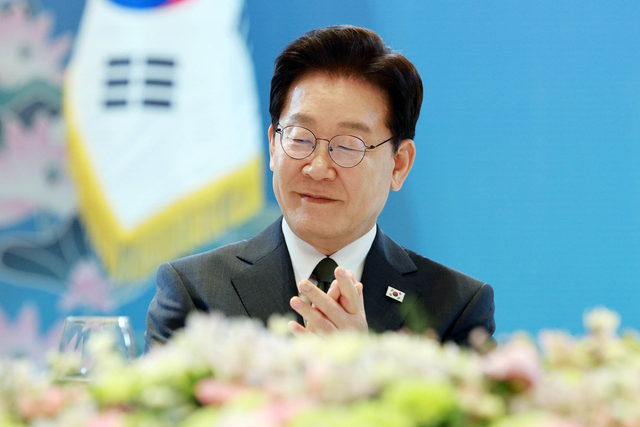 인도를 국빈 방문 중인 이재명 대통령이 19일 뉴델리의 한 호텔에서 열린 동포 만찬 간담회에서 박수를 치고 있다. 뉴시스