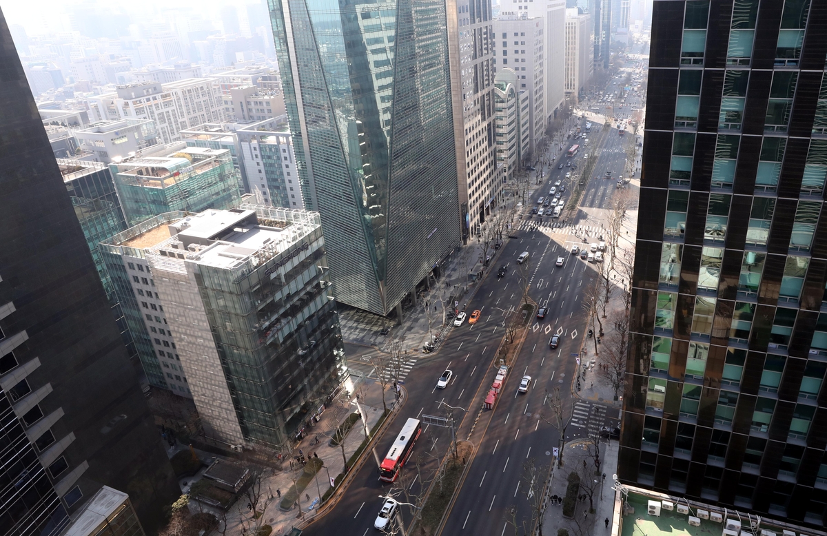 석화 "업황 부진"· 유통 "점포 효율화"... 감원 '칼바람' - 뉴스 썸네일 이미지