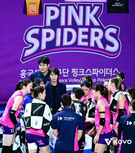 V리그 여자부 흥국생명은 요시하라 감독과 함께 2026∼2027시즌을 대비해 착실한 전력보강에 성공했다. KOVO 제공