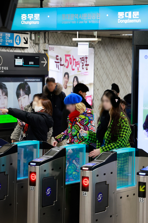 명동역에서 외국인 관광객이 지하철 게이트를 통과하고 있다. 서울교통공사 제공