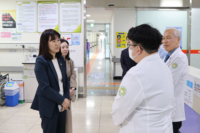 강윤진 국가보훈부 차관이 2월 27일 대구 달서구 소재 대구보훈병원을 찾아 의료진들을 격려하고 있다. 국가보훈부 제공