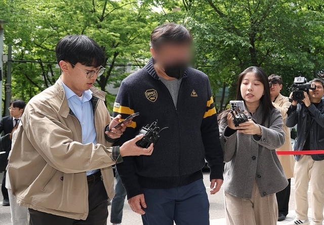 자본시장법 위반과 뇌물공여 혐의를 받는 유명 인플루언서 남편인 재력가 이모씨가 22일 서울 양천구 남부지법에서 열린 구속 전 피의자 심문(영장실질심사)에 출석하고 있다.  연합뉴스
