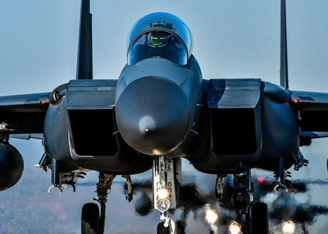 임무 출격을 위해 활주로로 이동하고 있는 F-15K 편대. 기사와 직접 관련 없는 사진. 공군제공.