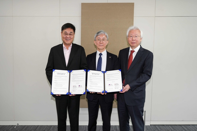 정문헌(왼쪽) 종로구청장이 종로구와 6·10만세운동 100주년 기념사업단 업무협약을 맺은 후 관계자들과 기념촬영을 하고 있다. 종로구청 제공