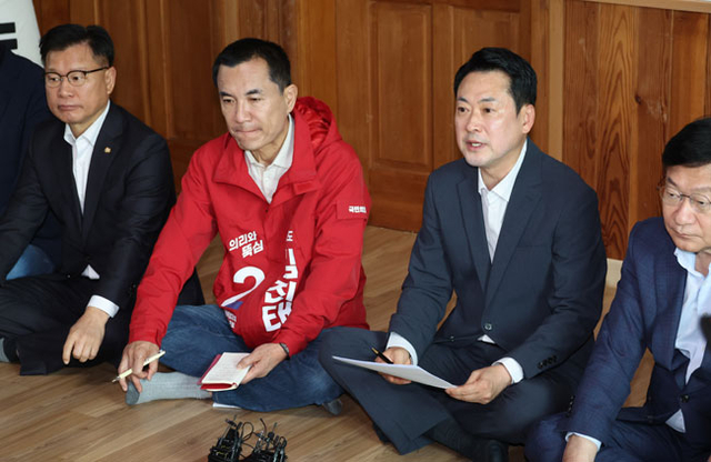 장동혁(오른쪽 두 번째) 국민의힘 대표가 22일 오전 강원 양양군 손양면 수산리어촌마을회관에서 열린 6·3 지방선거 강원지역 공약발표회에서 발언하고 있다. 이 자리에서 국민의힘 강원지사 후보로 확정된 김진태(〃 세 번째) 강원지사가 장 대표 등 당 지도부를 향해 쓴소리를 쏟아냈다.  뉴시스