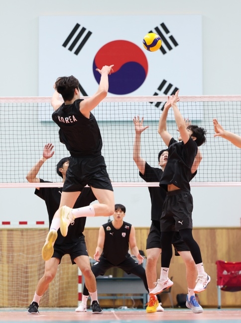 충북 진천의 국가대표선수촌에서 훈련 중인 남자 배구대표팀. 뉴시스