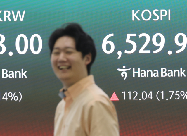 코스피가 장중 6500을 돌파한 23일 서울 중구 하나은행 딜링룸에서 직원들이 업무를 보고 있다. 연합뉴스