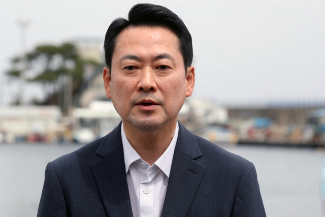 22일 강원 양양군 현남면 남애항을 찾은 장동혁 국민의힘 대표가 현장 방문을 마친 뒤 백브리핑하고 있다. 연합뉴스