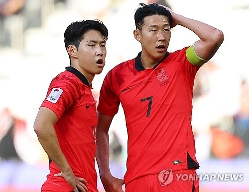 축구 국가대표 손흥민(오른쪽)과 이강인. 연합뉴스