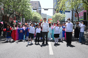 충무공 생일파티에 4만 명 운집…서울 중구 “2026 이순신 축제 성황리 마쳐”