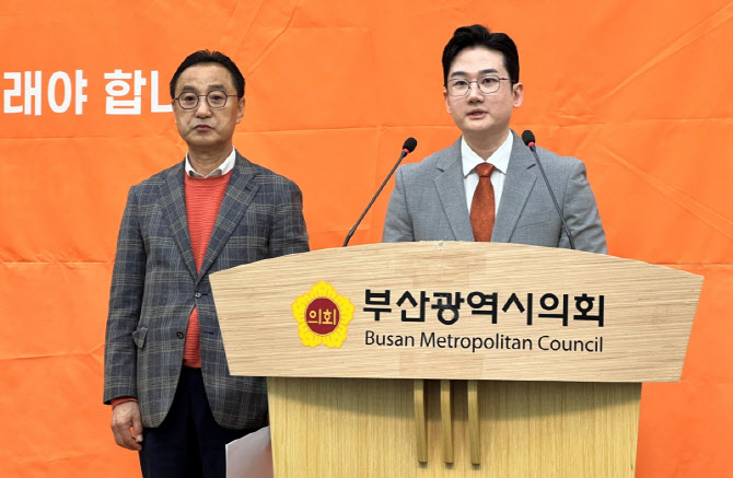 [속보] 음료수 공격받은 정이한 후보, 현장에서 의식 잃고 쓰러져 충격