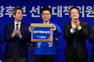 파란색 ‘정책택배’ 든 정원오… ‘새벽버스’ 시민들 만난 오세훈