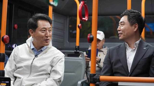 오세훈(왼쪽) 국민의힘 서울시장 후보가 28일 새벽 자신이 서울시장 재임 중 도입한 ‘동행 자율주행버스’에 탑승, 출근길 시민과 대화하고 있다.  오세훈 후보 선거캠프 제공