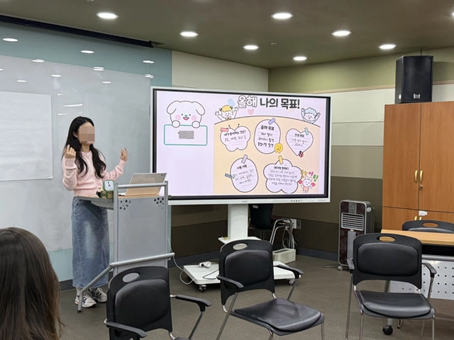 해냄 4기 김이지(가명) 씨가 지난해 4월 경남 창원시 경남가정위탁지원센터에서 한 해 목표와 자기계발비 사용 계획을 발표하는 모습.
초록우산 제공