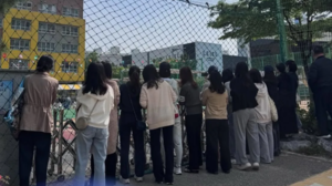 학교 담장에 다닥다닥?…‘학부모 참석 금지 운동회’가 부른 풍경