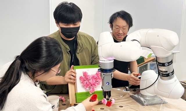두산로보틱스의 인공지능(AI)·로보틱스 실무 교육 프로그램인 ‘로키 부트캠프’ 7기에 참가한 수강생들이 지난 21일 서울 구로구에 위치한 구로 로키 교육장에서 미니어처 조경 환경을 설계하고, 협동로봇을 활용해 반복적인 조경 관리 작업과 관련한 실습을 하고 있다.  두산로보틱스 제공