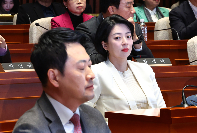 배현진 국민의힘 의원이 서울 여의도 국회에서 열린 의원총회에서 장동혁 대표를 바라보고 있다.  뉴시스