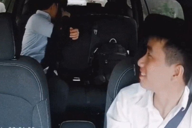 뒷좌석에 있던 택시기사 딸에게 내리기 직전 용돈을 건네는 한국인 승객. X캡처