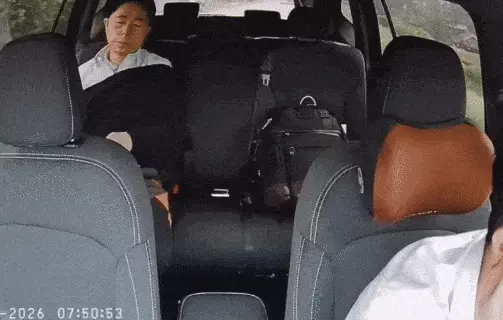 뒷좌석에 있던 택시기사 딸에게 내리기 직전 용돈을 건네는 한국인 승객. X 캡처