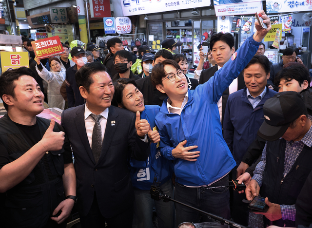 3일 오후 부산 북구 구포시장에서 정청래 더불어민주당 대표와 북갑 국회의원 보궐선거 출마를 공식화한 하정우 전 청와대 AI 미래기획수석이 상인들과 사진을 찍고 있다.  연합뉴스