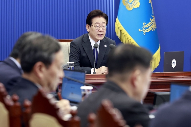 이재명 대통령이 4월 30일 청와대에서 열린 수석보좌관회의에서 발언하고 있다. 뉴시스