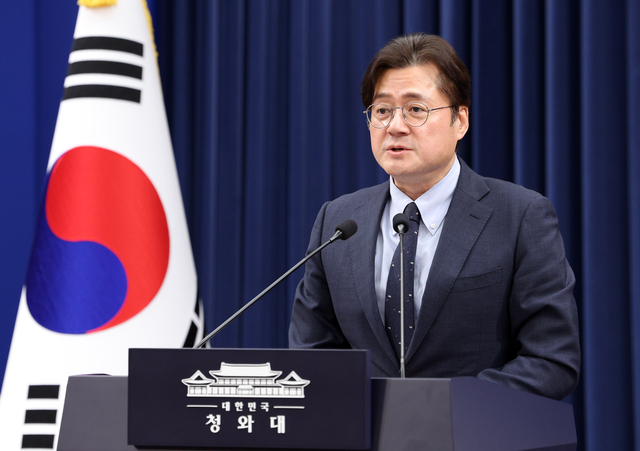 홍익표 청와대 정무수석이 4일 오전 청와대 춘추관에서 더불어민주당이 발의한 이른바 ‘조작기소 특검법안’에 대한 이재명 대통령의 입장을 발표하고 있다.  뉴시스