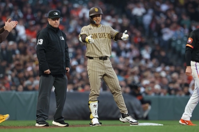 MLB 샌디에이고 파드리스의 송성문이 6일(한국시간) 미국 캘리포니아주 샌프란시스코 오라클 파크에서 열린 샌프란시스코 자이언츠와 원정경기에서 안타를 치고 나간 뒤 기뻐하고 있다. AP뉴시스