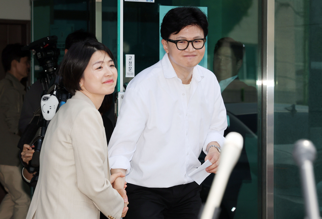 한동훈 전 국민의힘 대표가 4일 부산 북구선거관리위원회에서 부산 북구갑 국회의원 보궐선거 예비후보 등록을 한 뒤 한지아 의원과 인사하고 있다. 뉴시스