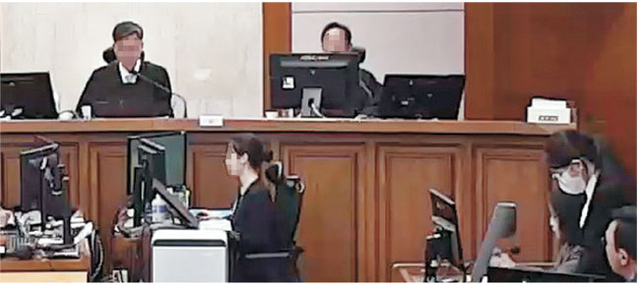 6일 새벽 숨진 채 발견된 서울고법 형사15-2부의 신종오(왼쪽) 재판장이 지난달 28일 김건희(오른쪽) 여사의 도이치모터스 주가조작 등에 대한 항소심 선고 공판을 진행하고 있다. 연합뉴스