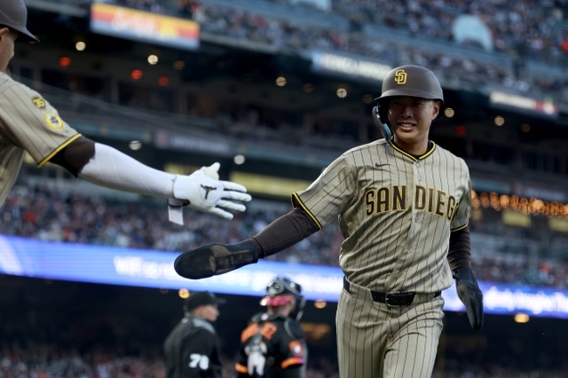 MLB 샌디에이고 파드리스의 송성문이 6일(한국시간) 미국 캘리포니아주 샌프란시스코 오라클 파크에서 열린 샌프란시스코 자이언츠와 원정경기에서 득점 후 동료와 하이파이브를 나누고 있다. AP뉴시스