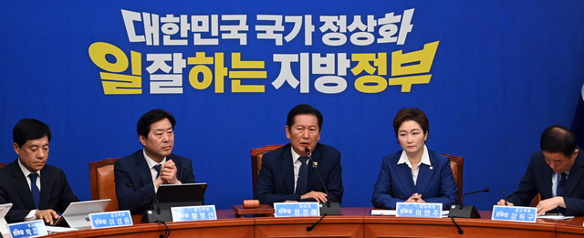 정청래(가운데) 더불어민주당 대표가 6일 오전 국회에서 열린 최고위원회의에서 발언하고 있다. 왼쪽부터 이상윤·황명선 최고위원, 정 대표, 이언주·강득구 최고위원.   곽성호 기자 