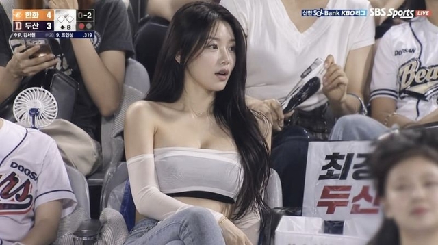 인공지능(AI) 콘텐츠로 추정되는 중계 영상 속 한 여성. 온라인 커뮤니티, 연합뉴스