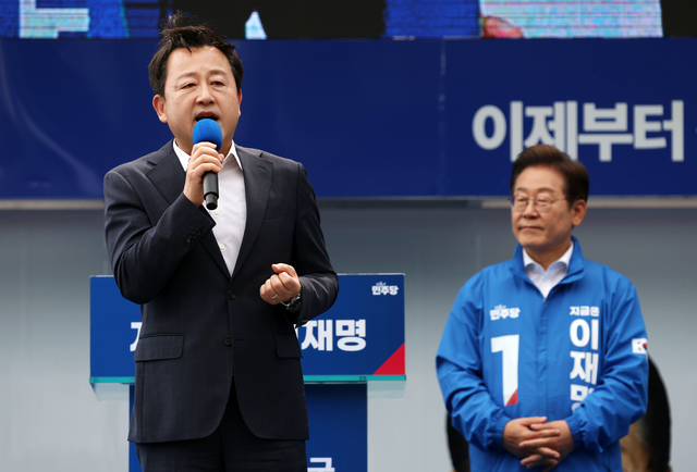 평택을 국회의원 재선거에 공천된 김용남 더불어민주당 후보가 지난해 5월 17일 광주 서구 김대중컨벤션센터 광장에서 당시 이재명 민주당 대선후보 지지 발언을 하고 있다. 뉴시스