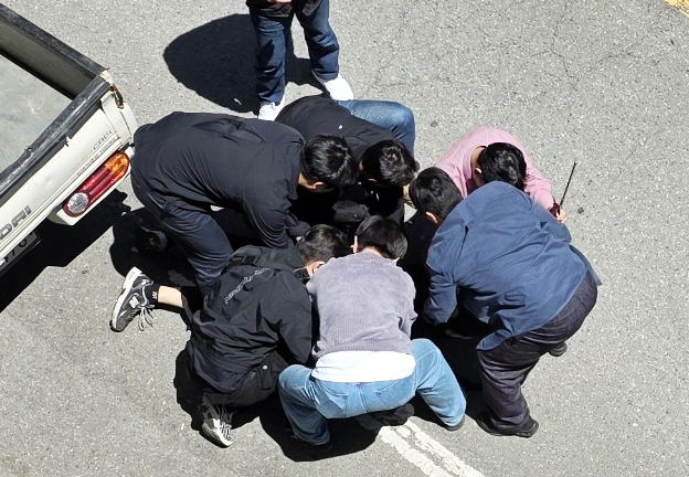 5일 오전 광주 광산구 월계동 한 도로에서 살인 혐의 등을 받는 20대 피의자 장 모 씨를 경찰이 긴급 체포하고 있다. 연합뉴스(독자 제공)