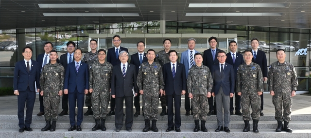 7일 국방과학연구소를 방문한 진영승(앞줄 왼쪽에서 6번째) 합참의장이 이건완 (앞줄 왼쪽에서 7번째) 국방과학연구소장 및 연구원들과 기념촬영하고 있다. 합참 제공