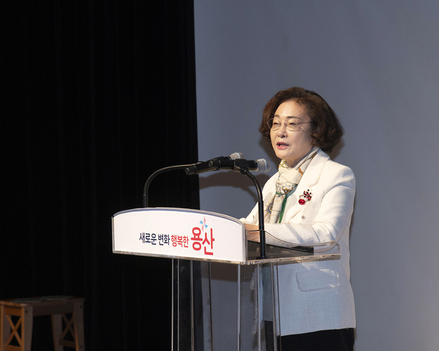 박희영 용산구청장이 ‘2026 공공디자인 마인드 향상을 위한 현장에서 바로 쓰는 공공디자인 교육’에서 전 직원을 대상으로 교육 취지를 설명하고 있다. 용산구청 제공