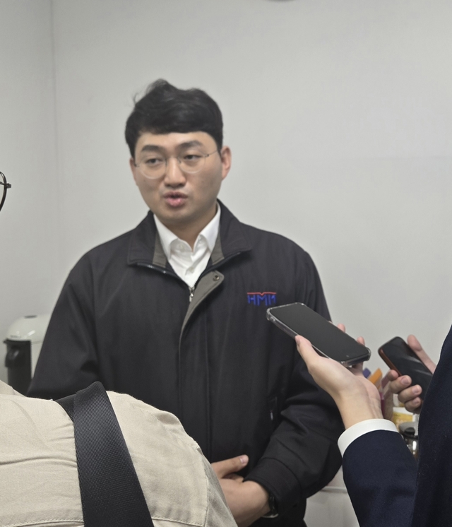 전정근 HMM 해원연합노조위원장이 7일 오전 전재수 부산시장 후보 캠프 선대위원장 합류 기자회견에서 최근 호르무즈 해협 인근 HMM 선박 사고와 관련해 기자들의 질문에 답하고 있다.