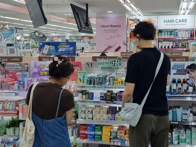 서울 강남구 다이소 매봉역점 뷰티코너에서 손님들이 1000∼5000원대의 다양한 가성비 화장품들을 살펴보고 있다. 다이소 제공