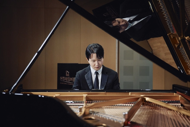 피아니스트 선우예권이 7일 서울 영등포구 신영체임버홀에서 열린 새 앨범 ‘리스트’ 발매 및 공연 기자간담회에서 연주하고 있다. 마스트미디어 제공