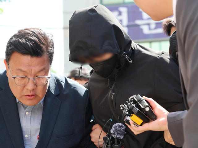 7일 오전 광주 동구 광주지방법원에서 여고새 살인 피의자 장모 씨가 구속 전 피의자 심문(영장실질심사)을 받기 위해 법정으로 이동하고 있다. 연합뉴스