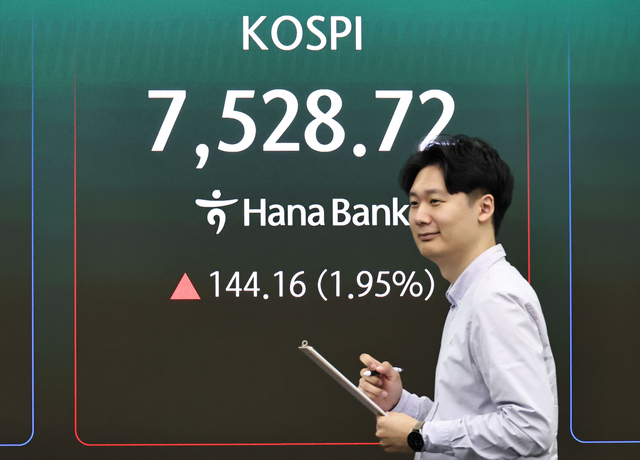 7일 서울 중구 하나은행 딜링룸 현황판에 코스피가 표시되고 있다. 코스피는 장중 7500을 돌파하며 또 최고치를 경신했다. 연합뉴스